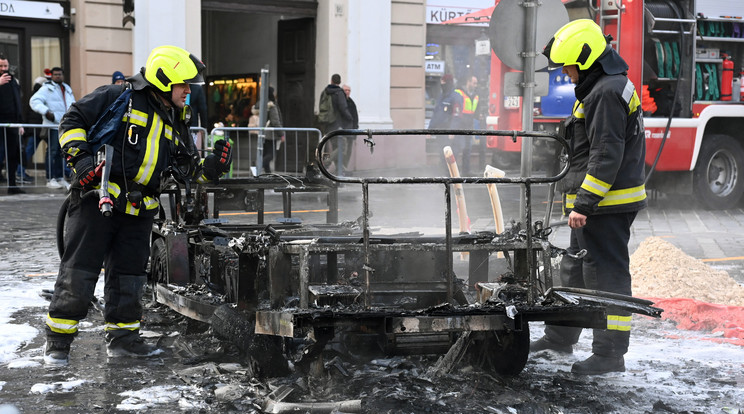 Teljes terjedelmében lángolt a kisbusz a budavári Dísz téren / Fotó: Mihádák Zoltán