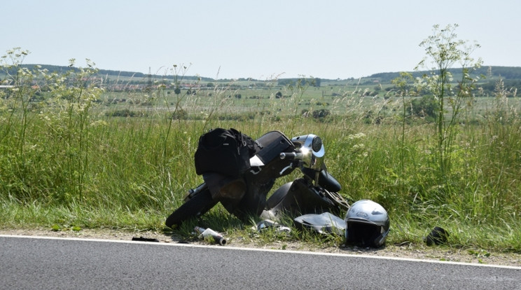 Tótvázsony közelében egy motorkerékpár és egy személygépkocsi ütközött össze / Fotó: Police.hu