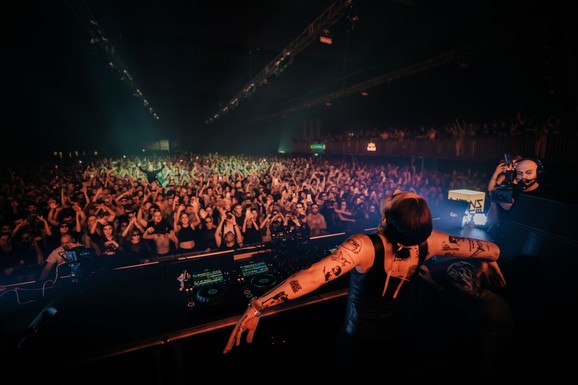 Španska DJ zvezda Indira Paganotto provodi uskršnji vikend u Beogradu i slavi treći ARTCORE rođendan večeras u Hangaru