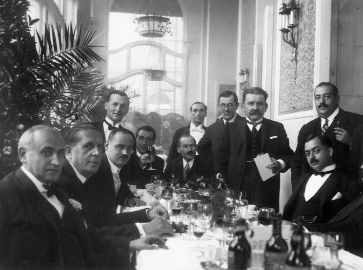 A Gellért éttermét a húszas években a legendás Gundel Károly (balról a harmadik) is üzemeltette /Fotó: Fortepan - Magyar Bálint