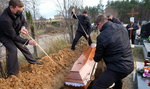 Smutny pogrzeb nieznanego migranta. Nie chciał go pochować ksiądz ani imam [WIDEO]