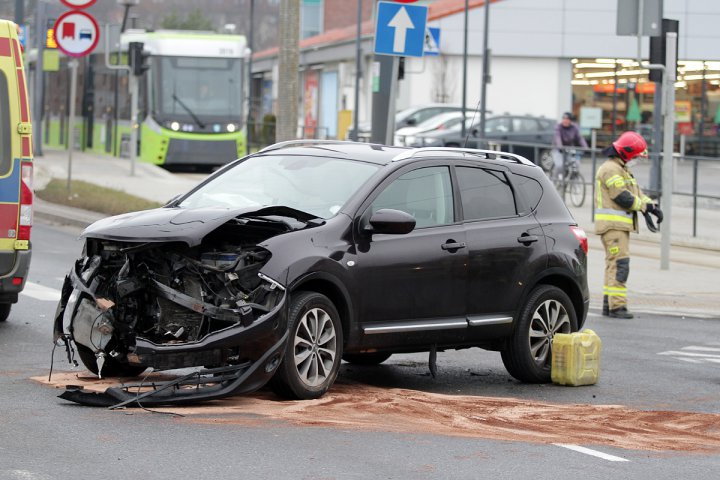 Groźne zdarzenie na ul. Tuwima. Kierująca nissanem kobieta w ciąży zderzyła się z oplem [ZDJĘCIA]