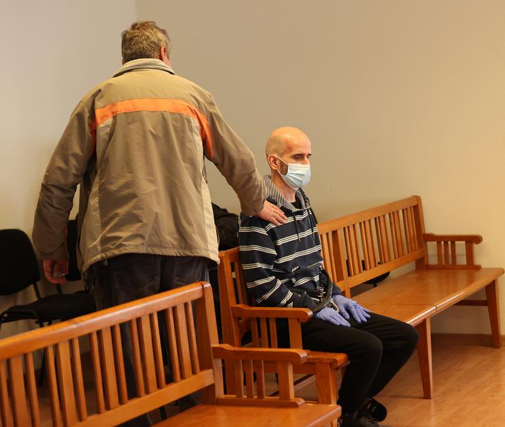 A tanúként beidézett Kovács Sándor bátorítóan veregette meg a vádlottak padján ülő Péter vállát /Fotó: Zsolnai Péter