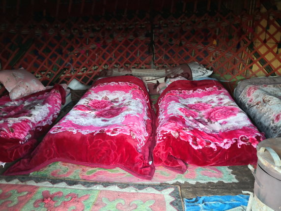 Wnętrze jurty przygotowanej dla turystów