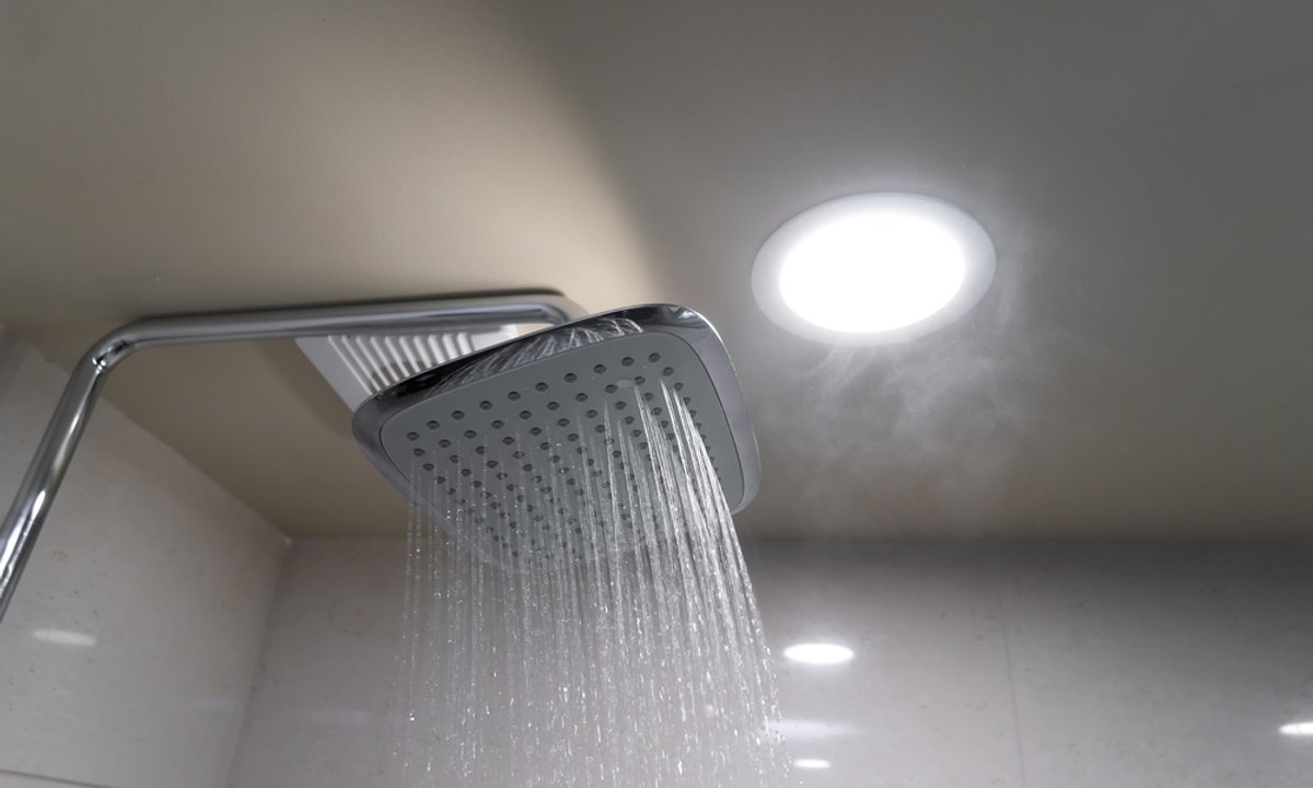 Wrzuć jedną do wody i spryskaj kabinę prysznicową. Najlepsza broń na osad i kamień