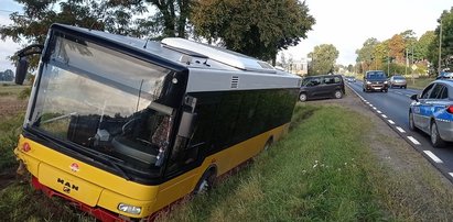 To się w głowie nie mieści! Woził ludzi, chociaż był zupełnie pijany. Autobus wylądował w rowie