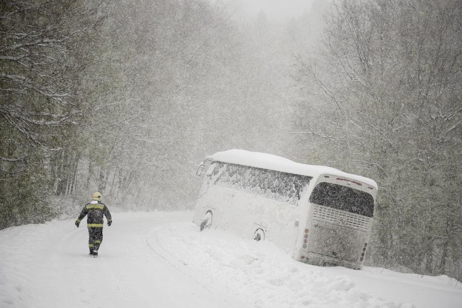 A Mátrában is gondot okoz a havazás, a busz is elakadt / Fotó: MTI - Komka Péter