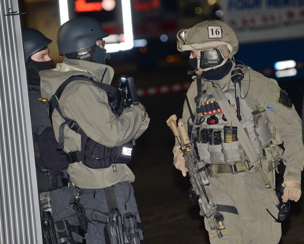 Tak wyglądała ewakuacja kibiców na stadionie w Hanowerze