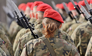 Finlandzki minister obrony krytykowany za pomysł zawieszenia poboru kobiet do wojska