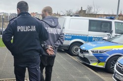 Gdańsk: Wybił szybę w aucie, ukradł osobliwy łup