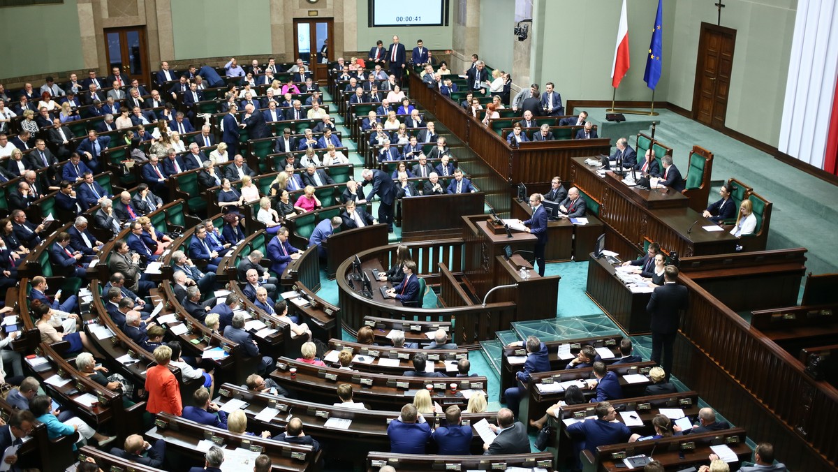 Ofiary zbrodni popełnionych w latach 40. przez ukraińskich nacjonalistów nie zostały w sposób należyty upamiętnione, a masowe mordy nie zostały nazwane mianem ludobójstwa – takie m.in. stwierdzenie znajduje się w uchwale dotyczącej rzezi wołyńskiej, którą w piątek przyjął Sejm.