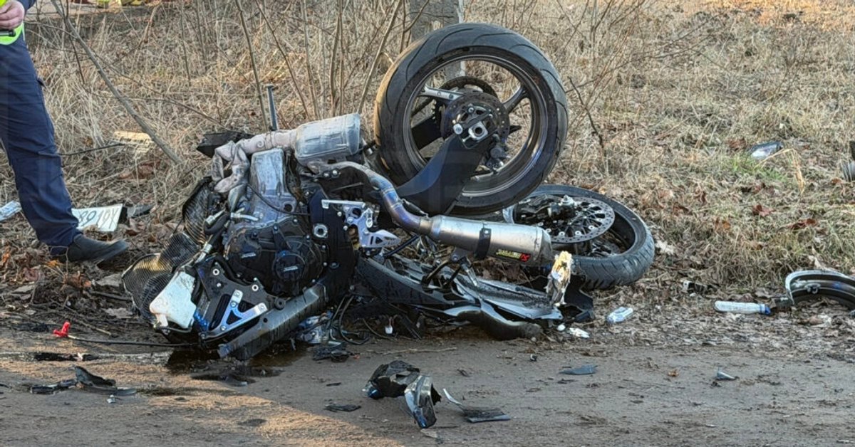 Makabryczny wypadek motocyklisty. Motocykl rozerwany na części. Nie żyje 25-latek. Sprawca uciekł pieszo