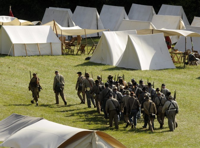 Konfederacki oddział maszeruje do obozu