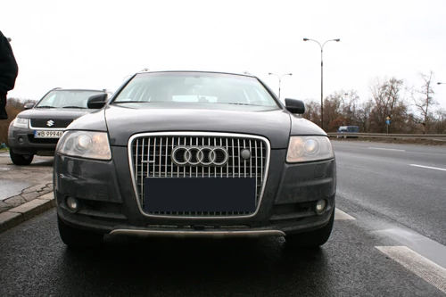 Audi wyposażono w akcesoryjne „czujniki parkowania” z funkcją blokady pomiarów prędkości za pomocą miernika laserowego