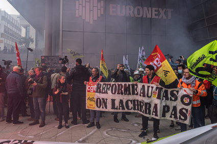 Francja. Protestujący przeciwko reformie emerytalnej wdarli się do gmachu giełdy [WIDEO]