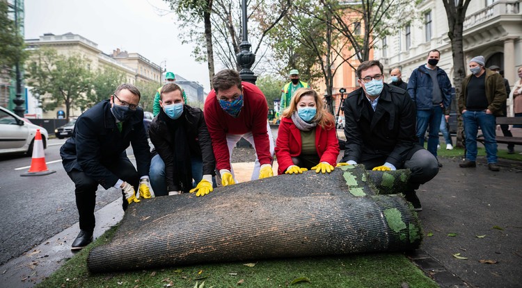 Felszedik a műfüvet az Andrássy úton