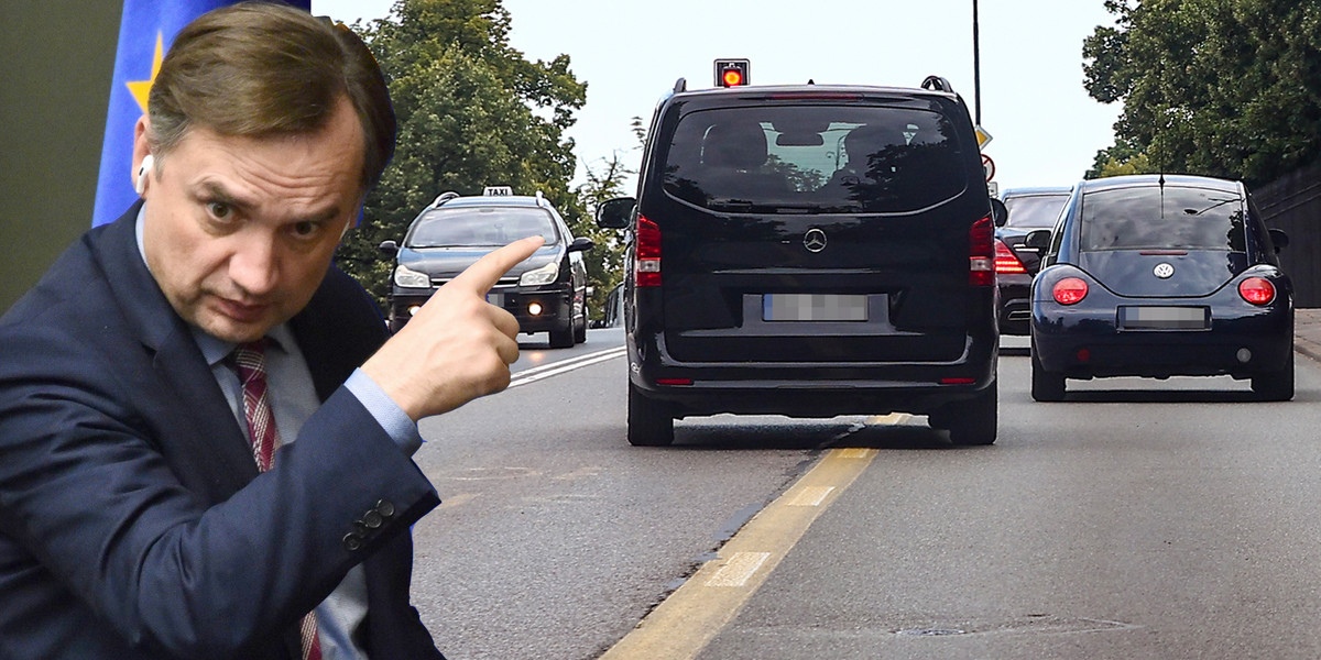 Rządowy samochód z ministrem Ziobrą na pokładzie w sprytny sposób ułatwiał sobie jazdę po zatłoczonej Warszawie.
