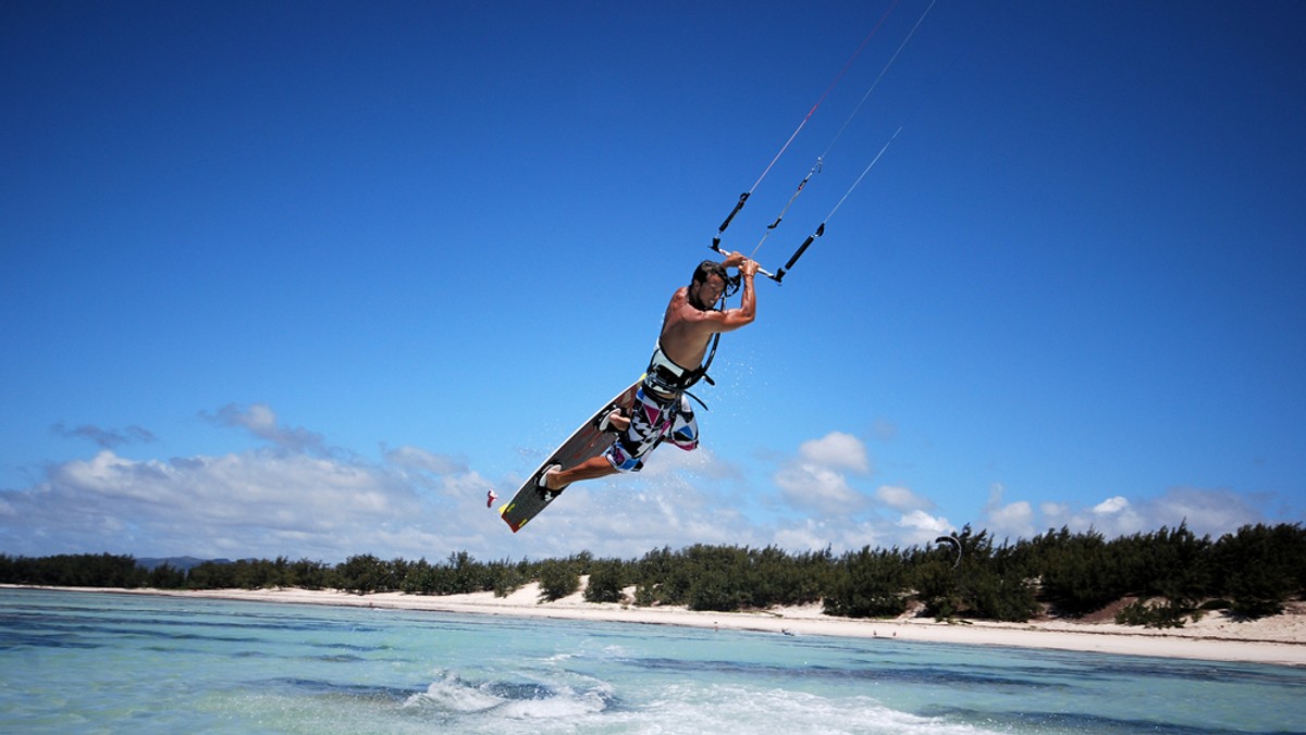 Kitesurfing jest stosunkowo młodą dyscypliną sportu, do której uprawiania wystarczy: deska, latawiec + pokrowiec, drążek sterowniczy, trapez, pompka oraz… dobry instruktor. Dlaczego jednak warto zainteresować się akurat tym sportem? Jak się go nauczyć i kto może się podjąć tego wyzwania?