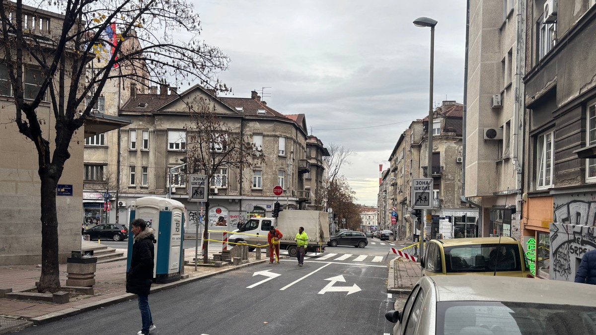Radovi na ukidanju parkinga i proširenju saobraćajne trake u Cetinjskoj ulici od skretanja za Hilandarsku do raskrsnice sa Bulevarom despota Stefana
