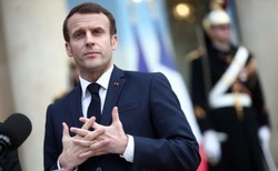 Macron pod ostrzałem deputowanych. "Rząd mówi, że jesteśmy debilami"