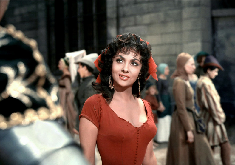 Gina Lollobrigida na planie filmu "Dzwonnik z Notre Dame" z 1956 r.