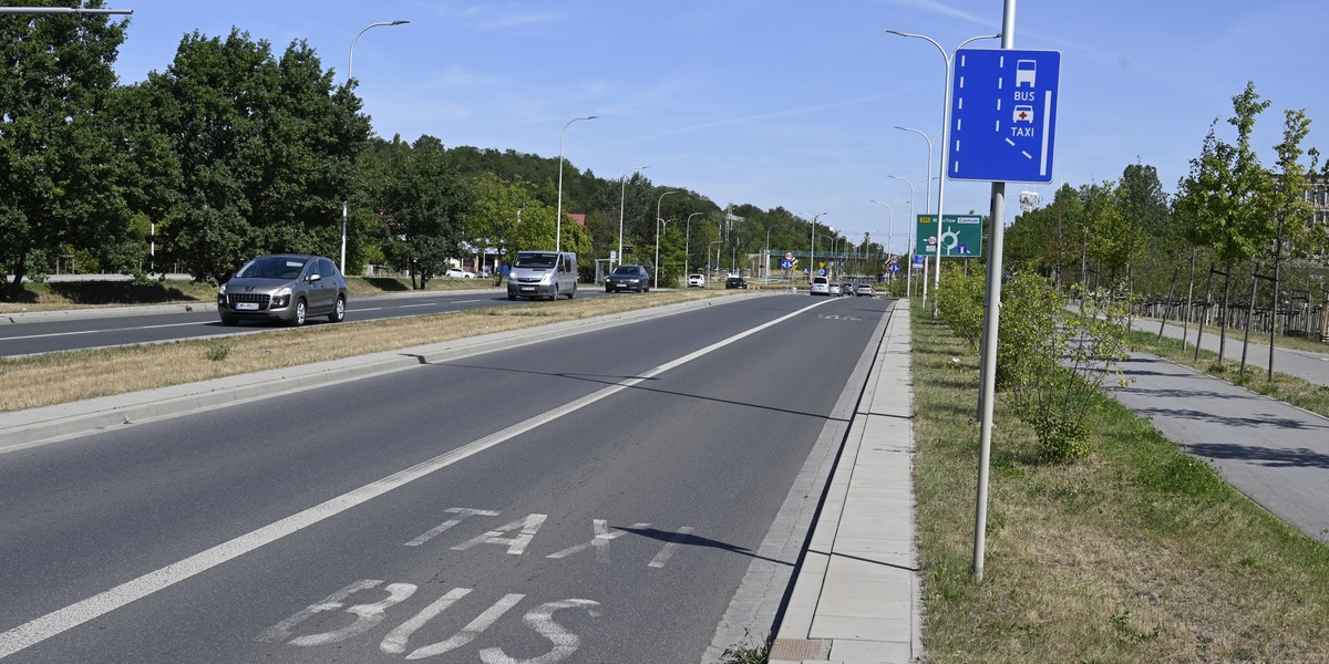 Buspas w kierunku północnym (do miasta) wciąż istnieje.