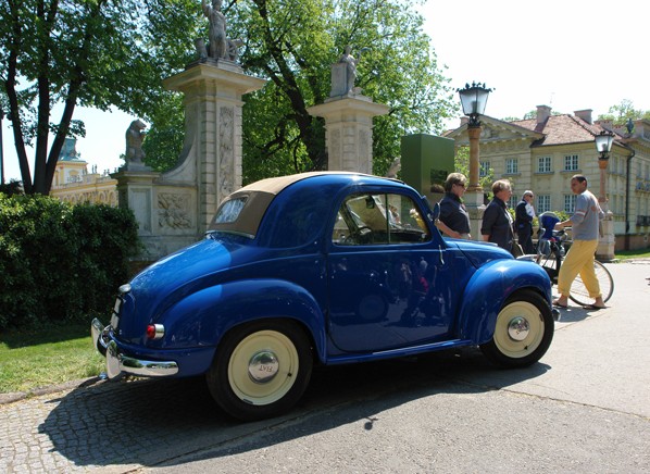 Piękne Fiaty przed Pałacem w Wilanowie