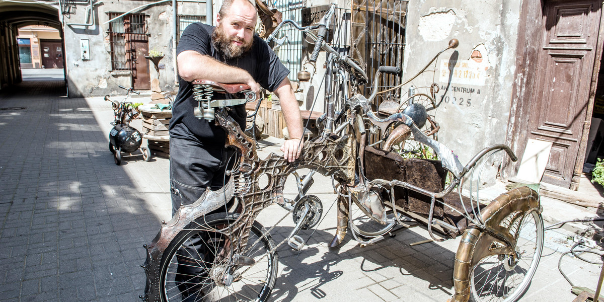 Andrzej Czapliński artysta z Łodzi zbudował rikszę ze złomu. Pojazd rodem z Mad Max czy Obcy 8 pasażer Nostromo