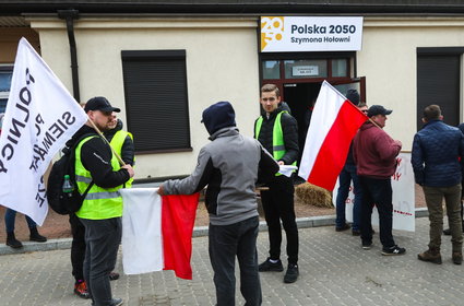 Rolnicy zmienili formę protestu. Cierpią politycy, a nie kierowcy