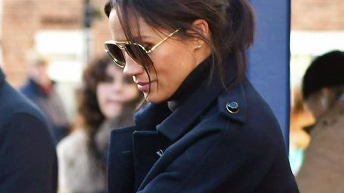 Wprawne oko paparazzi wypatrzyło Meghan Markle w londyńskiej dzielnicy Notting Hill, gdzie wybrała się na lunch. Swobodnie ubrana księżna wsiadała do samochodu. Miała na sobie klasyczny granatowy płaszcz, dżinsy i buty na obcasach. Do tego klasyczna torba, okulary awiatory. Niedbale spięte włosy doskonale dopełniły stylizację.