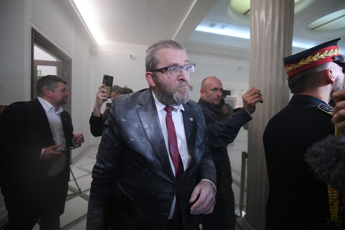 Poseł Konfederacji Grzegorz Braun zgasił w Sejmie chanukiję