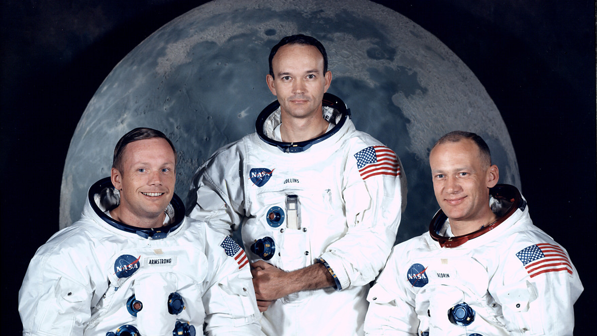 Program amerykańskich lotów kosmicznych Apollo powstał w czasach, kiedy wydawało się, że ludzkość jest o krok od kolonizacji kosmosu, i trwał szaleńczy wyścig o pierwszeństwo we wszechświecie. Między 1969 a 1972 rokiem, 24 mężczyzn wyruszyło w najdłuższą, najniebezpieczniejszą i najbardziej niezwykłą podróż w dziejach: poza orbitę Ziemi. 12 z nich postawiło stopę na Księżycu. Kosmiczni kowboje, bohaterowie pierwszego naprawdę globalnego wydarzenia medialnego, śledzonego na żywo przez setki milionów widzów na całym świecie. Od niemal pół wieku nikt nie powtórzył ich wyczynu.