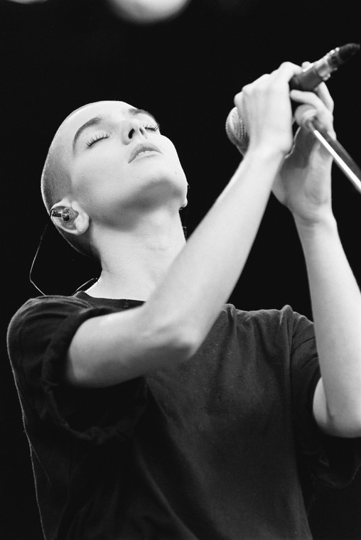 Sinéad O'Connor na koncercie, 1990 r.