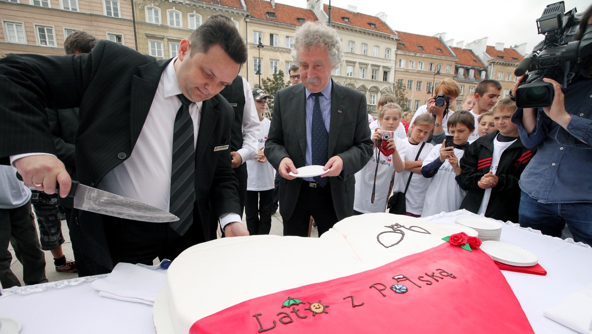 Stowarzyszenie "Wspólnota Polska", któremu szefuje Longin Komołowski (poseł Prawa i Sprawiedliwości) organizuje co roku akcję "Lato z Polską" - w jej ramach do kraju przyjeżdżają polskie dzieci zza wschodniej granicy. - Liczę, że te dzieci stają się dzięki temu pewnego rodzaju ambasadorami Polski - mówi prezes. Co roku trzy tysiące dzieci odwiedza ojczyznę dzięki stowarzyszeniu "Wspólnota Polska".