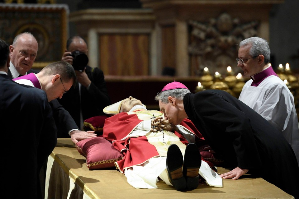 Pożegnanie zmarłego papieża emeryta Benedykta XVI