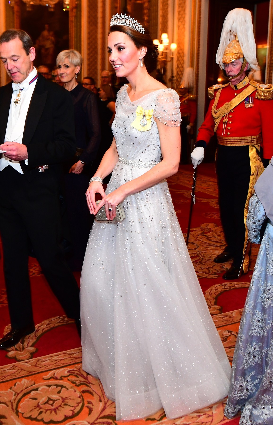 De nem ez volt az egyetlen Hamupipőke-pillanat Katalin életében: egy másik diplomáciai találkozón is halványkék, hercegnős ruhát viselt. A Jenny Packham kreációt egy álomszép tiarával egészítette ki, ami egykor Diana hercegné tulajdonában volt. (2018)
