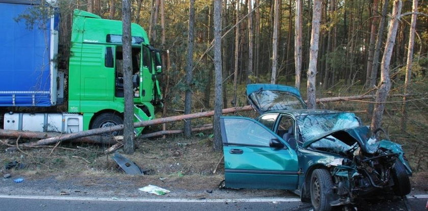 Wjechał autem w ciężarówkę. Nie żyje