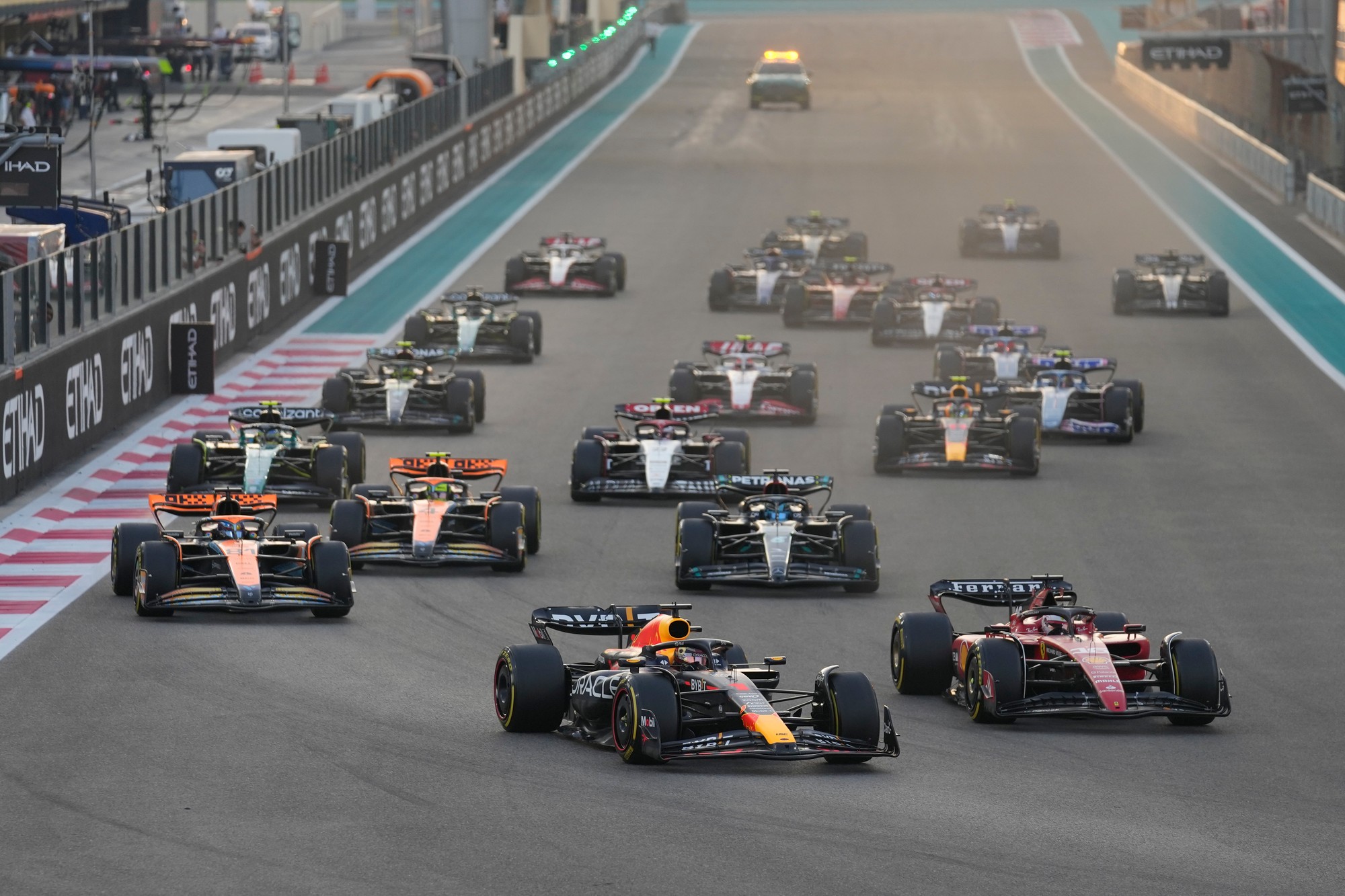 Jazdec F1 Max Verstappen z Red Bullu vedie po štarte Veľkej ceny Abú Zabí.