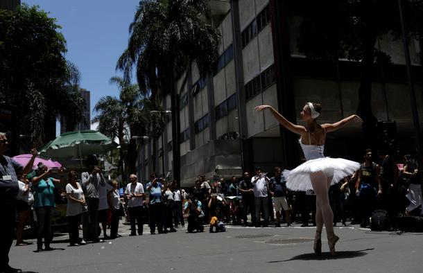 The Wider Image: Financial crisis leaves Rio ballerinas struggling