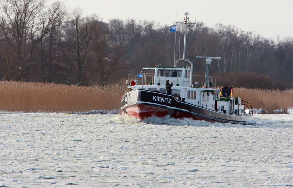 SZCZECIN LODOŁAMACZE KRUSZĄ LÓD