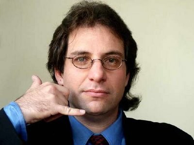 Kevin Mitnick. Chociaż jego ataki polegały na socjotechnice, nie można zarzucić mu braku wiedzy o systemach telekomunikacyjnych