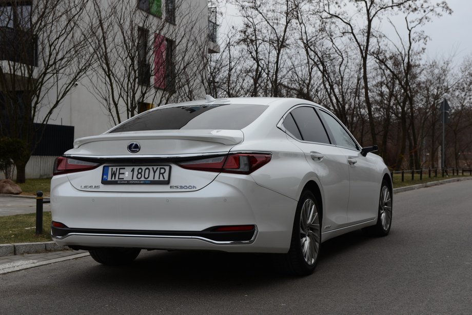 Lexus ES 300h szczyci się dynamiczną sylwetką. To jeden z najbardziej efektownych sedanów klasy premium.