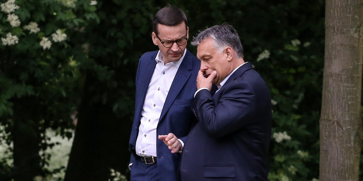 VIKTOR ORBAN I MATEUSZ MORAWIECKI SPACERUJA PO LAZIENKACH KROLEWSKICH