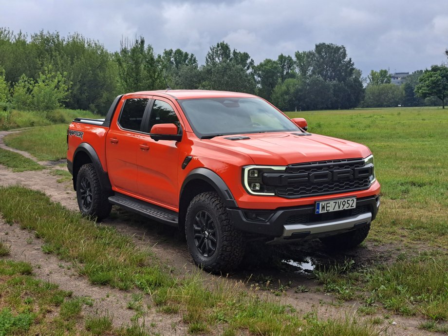 Ford Ranger Raptor wygląda świetnie, szczególnie w kolorze, który zwraca uwagę. Projektanci Forda pokazali jednak, że nawet kanciasty pick-up może przyciągać wzrok.