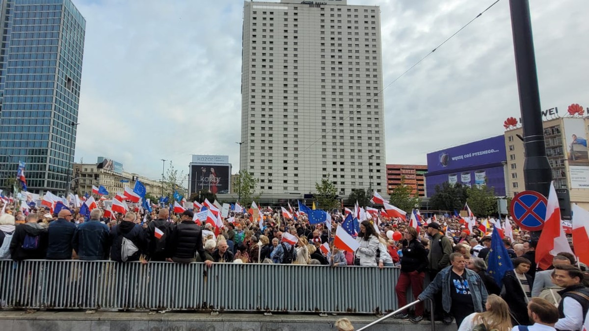 Marsz Miliona Serc. Tłum na Rondzie Dmowskiego