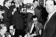 Kim Philby, były pierwszy sekretarz ambasady brytyjskiej w Waszyngtonie, podczas konferencji prasowej w domu swojej matki w Drayton Gardens w Londynie, 8 listopada 1955 r.