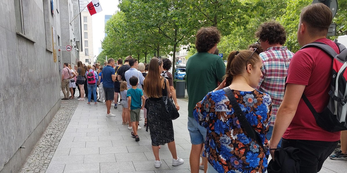 Taka kolejka ustawiła się we wtorek 29 sierpnia w stolicy.