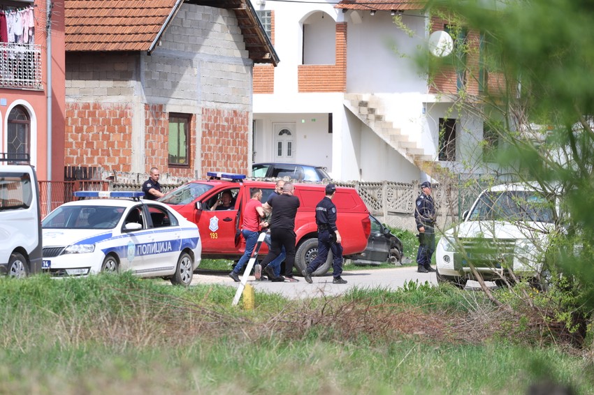 Policija uvodi osumnjičenog u kuću u Zlotu