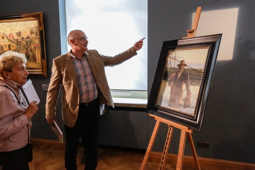 Maciej Łagiewski, dyrektor Muzeum Miejskiego we Wrocławiu z obrazem „Rybak niosący raki”