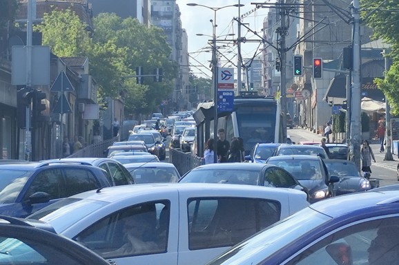 (FOTO) TOTALNI KOLAPS NA AUTOKOMANDI I U USTANIČKOJ! Putnici izlaze iz vozila i pešače, vozači okreću automobile, kritično i OVDE